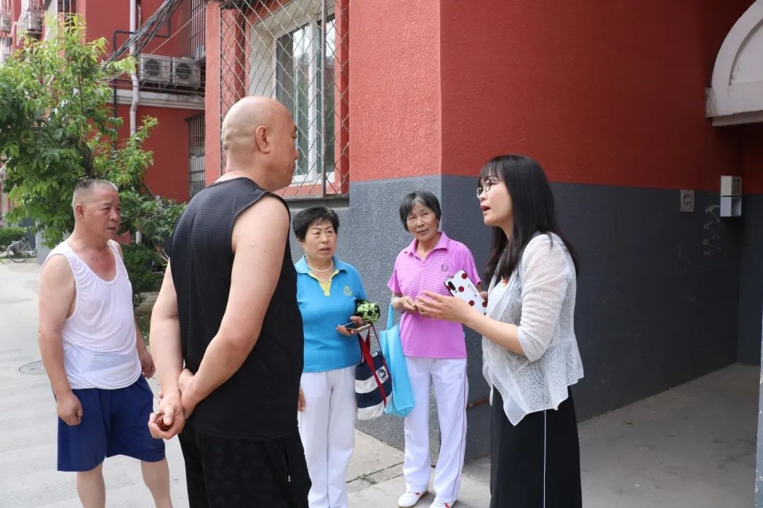 为居民讲解房产证办理程序（邵雪松）.jpg
