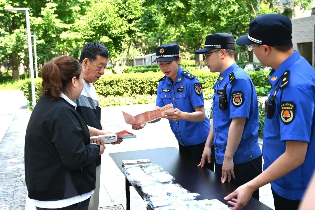 房山区城管执法局、长阳镇综合行政执法队走进万科新里程社区开展垃圾分类“城管开放日”.JPG